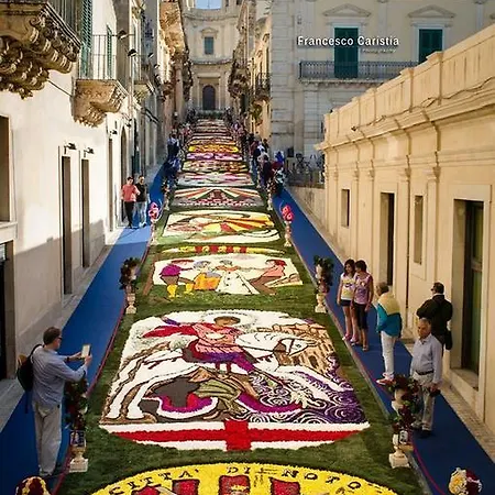 Le Tre Rose Di Maria Noto